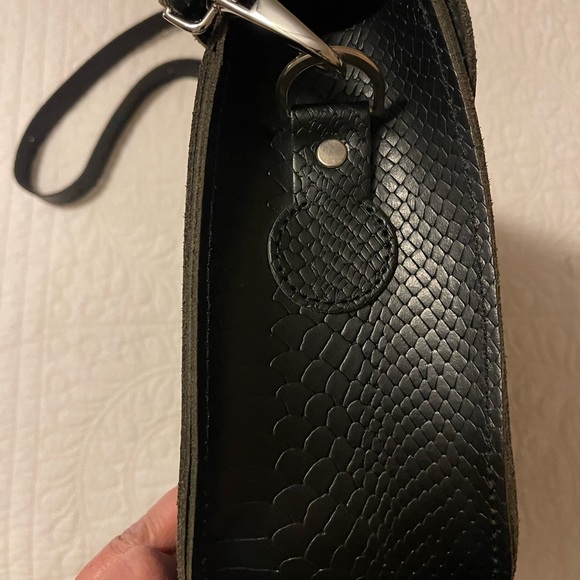 Brit-Stitch Black Reptile Patterned Leather Crossbody Satchel Messenger Bag EUC - Picture 4 of 10